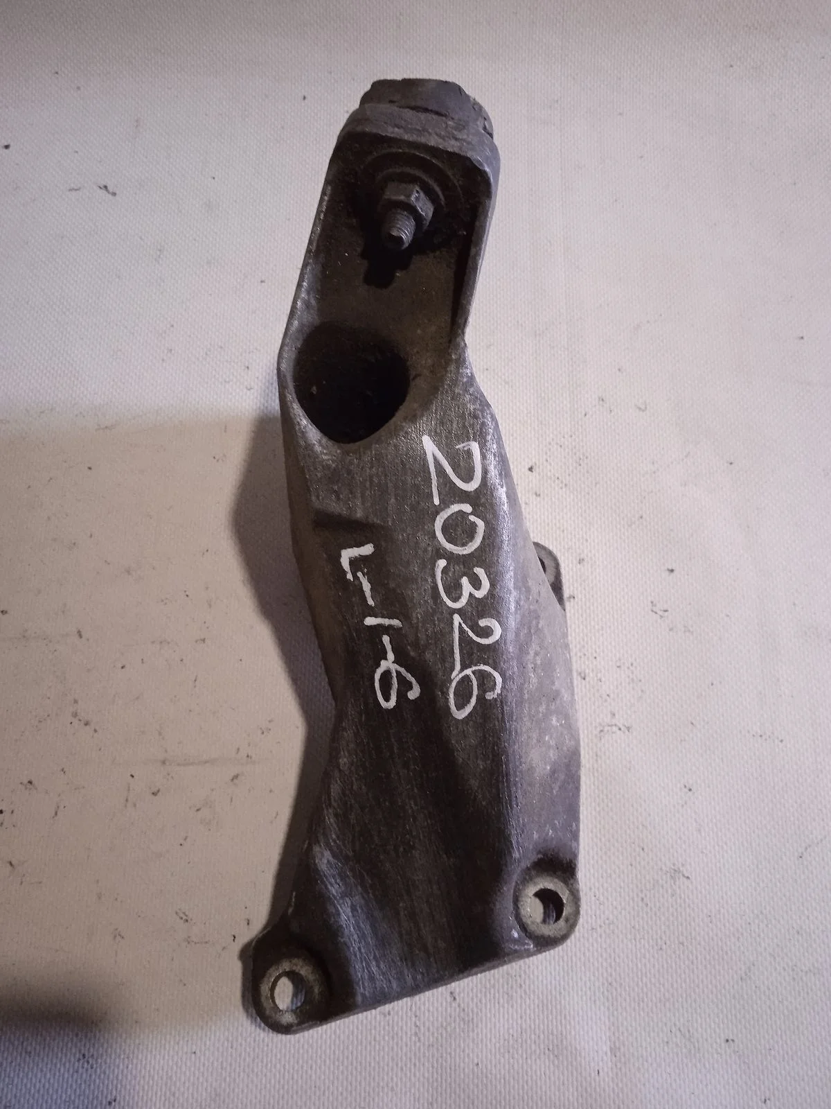 Кронштейн опоры двигателя Audi A4 B5 (1994—1999)