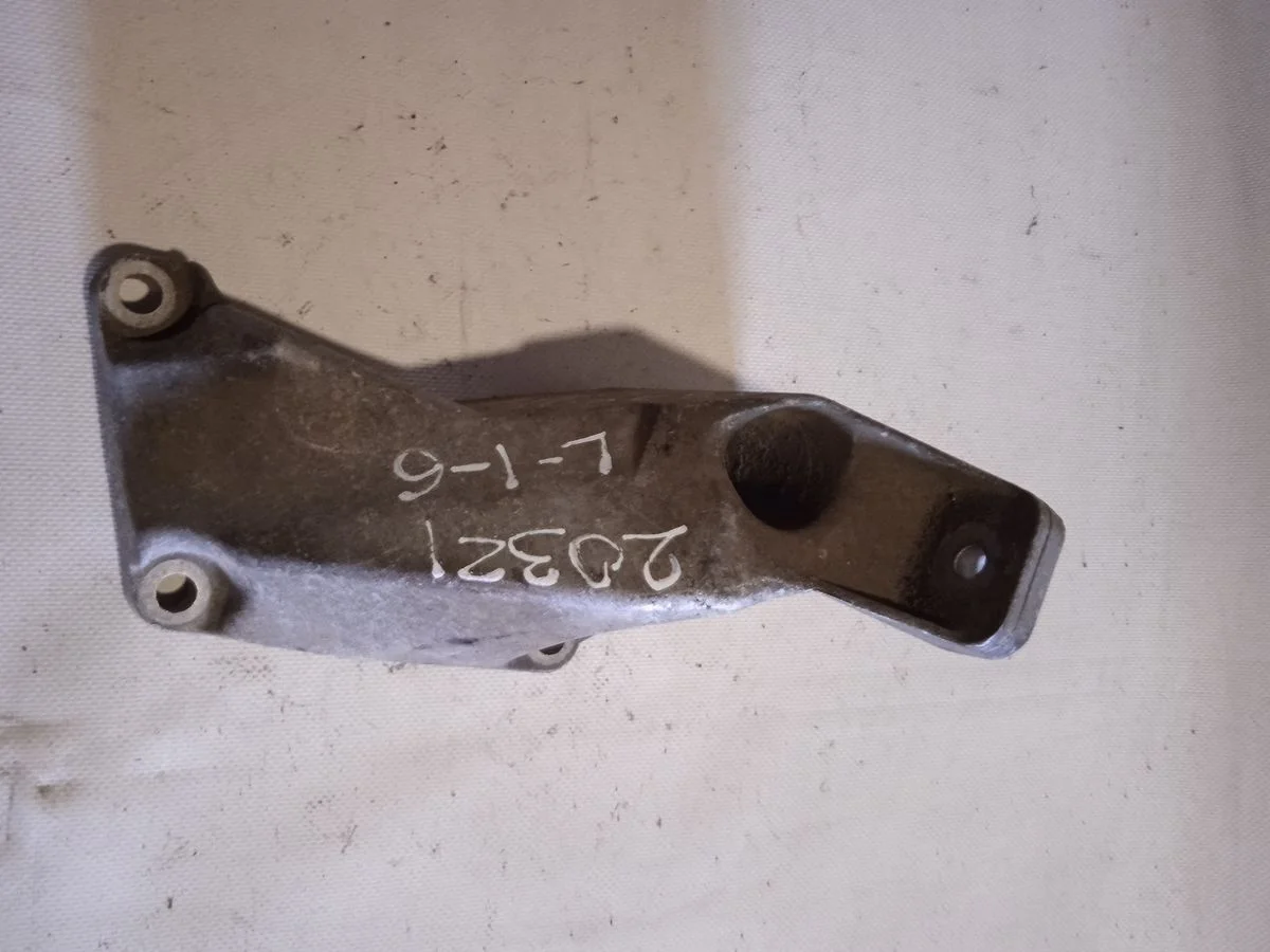 Кронштейн опоры двигателя Audi A4 B5 (1994—1999)