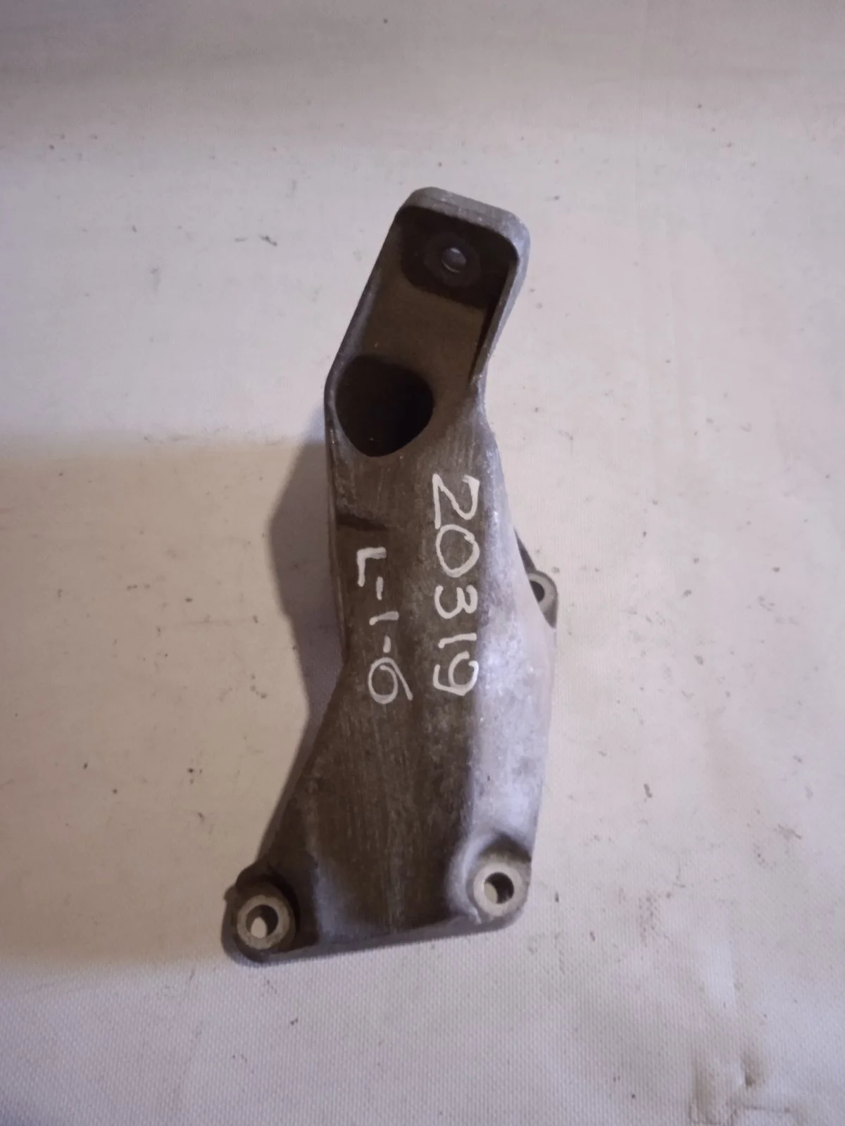 Кронштейн опоры двигателя Audi A4 B5 (1994—1999)