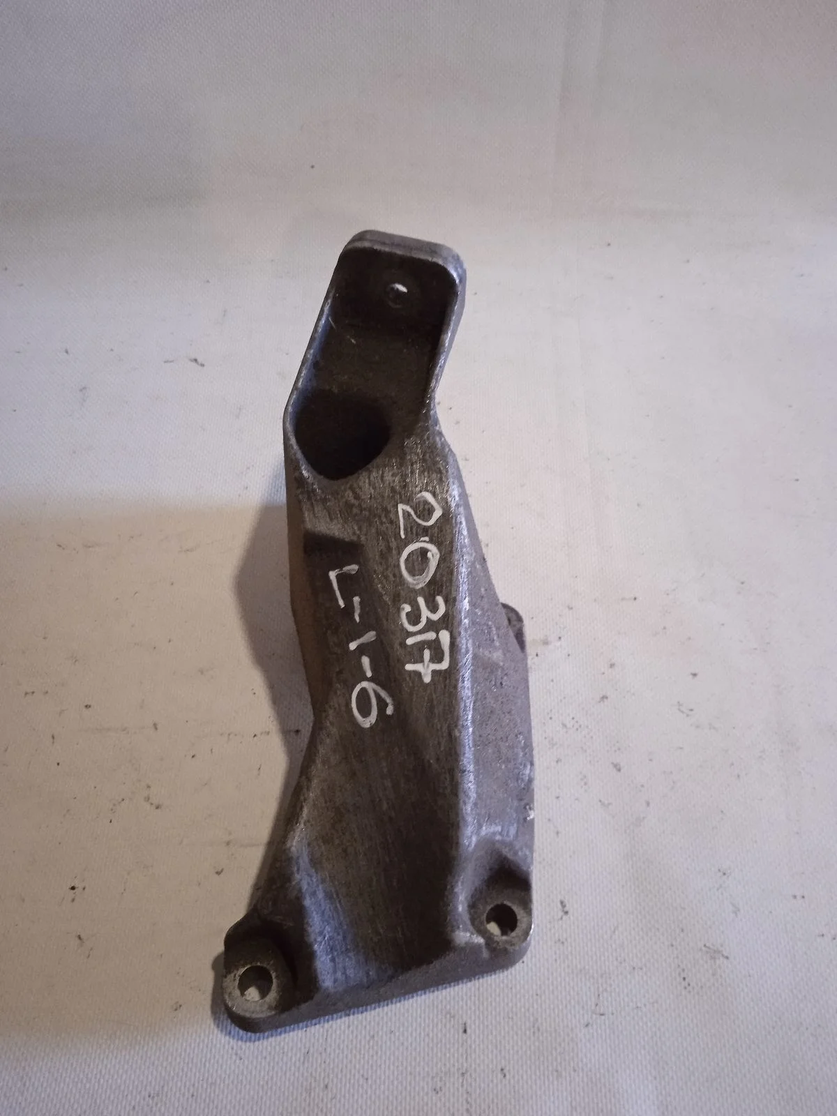 Кронштейн опоры двигателя Audi A4 B5 (1994—1999)