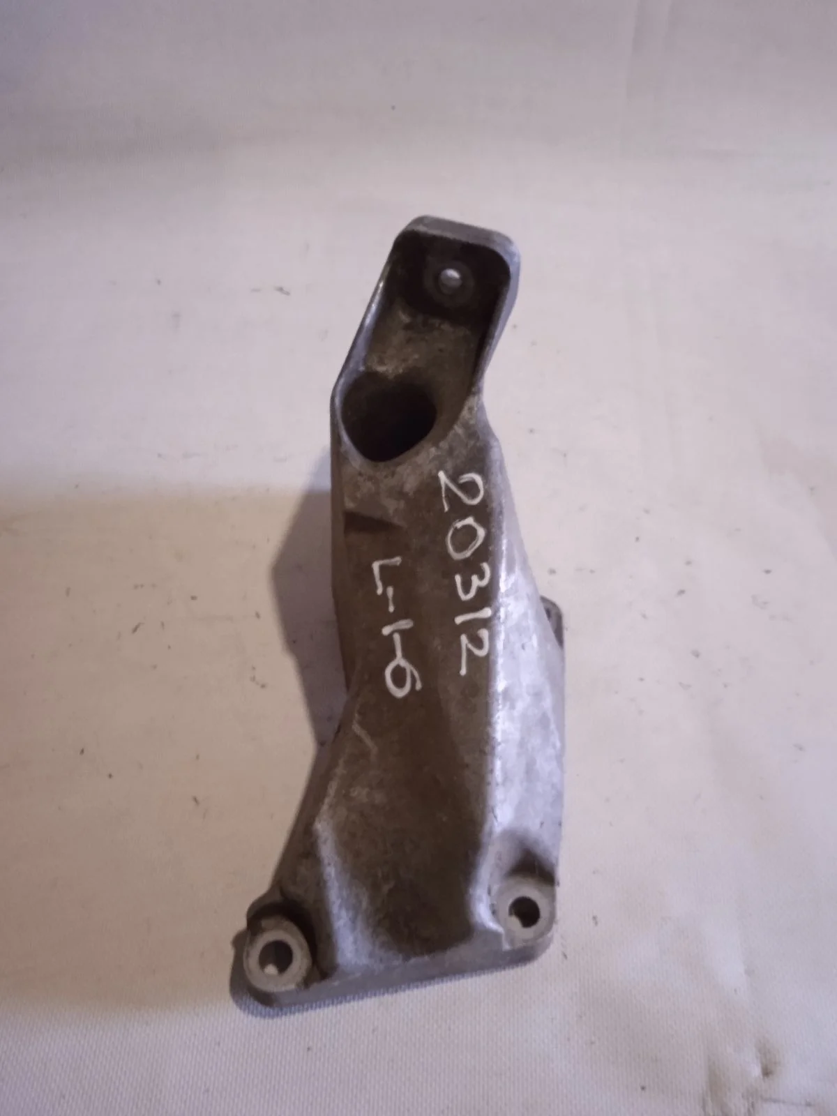 Кронштейн опоры двигателя Audi A4 B5 (1994—1999)