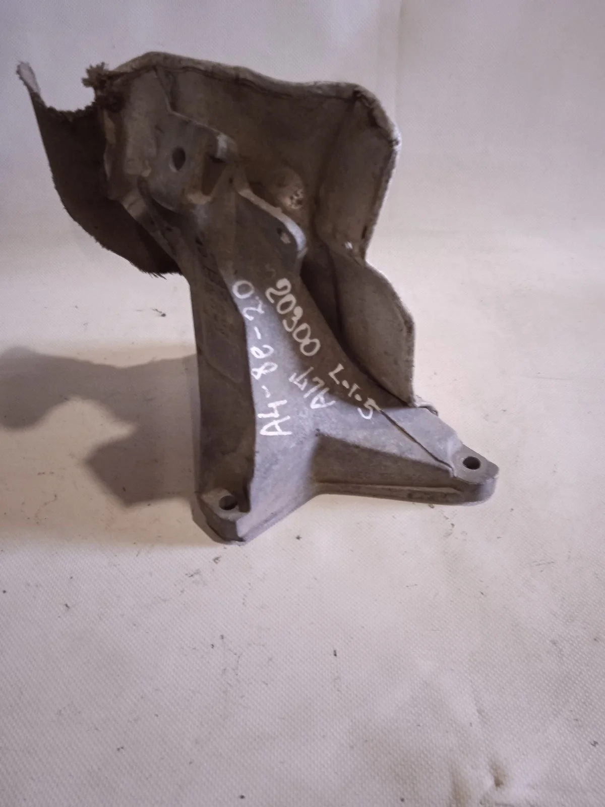 Кронштейн опоры двигателя Audi A4 B6 (2000—2006)