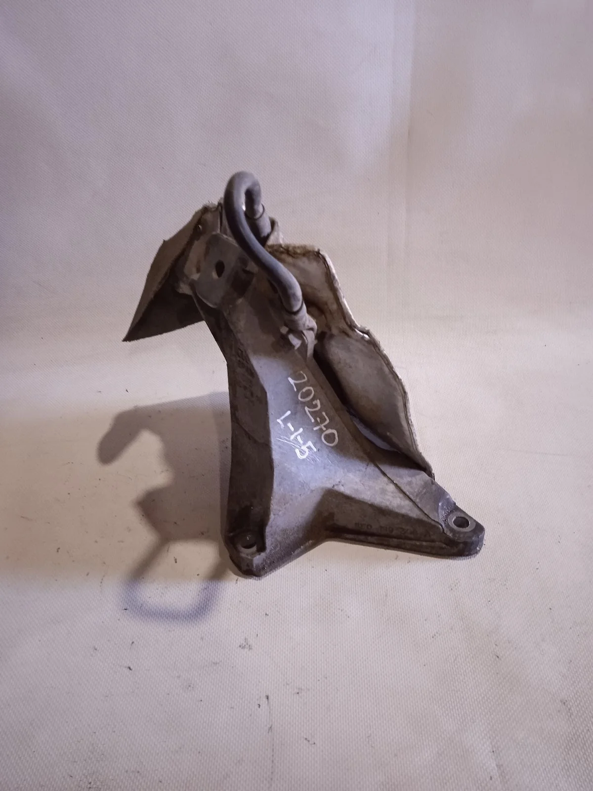 Кронштейн опоры двигателя Audi A4 B6 (2000—2006)