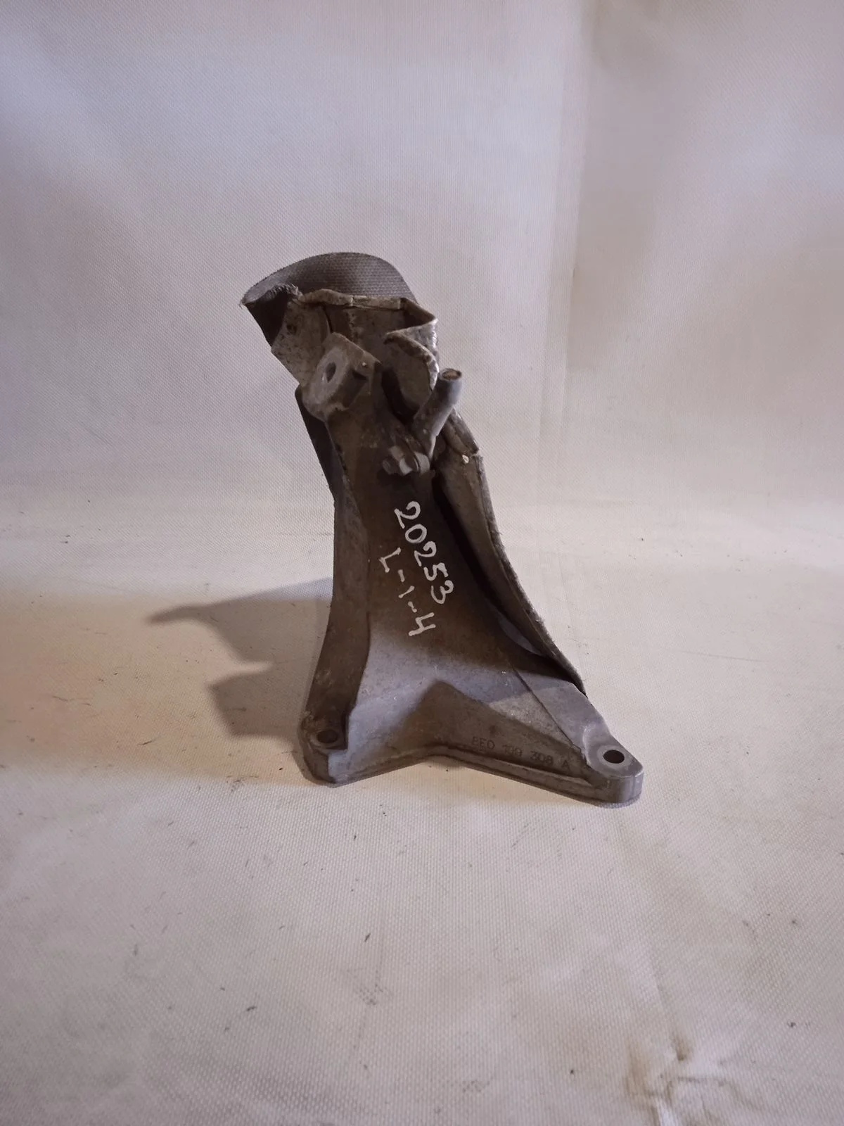 Кронштейн опоры двигателя Audi A4 B6 (2000—2006)