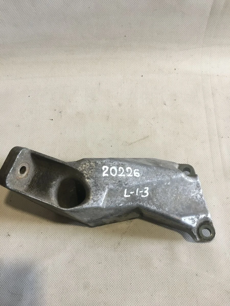 Кронштейн опоры двигателя Audi A4 B5 (1994—1999)