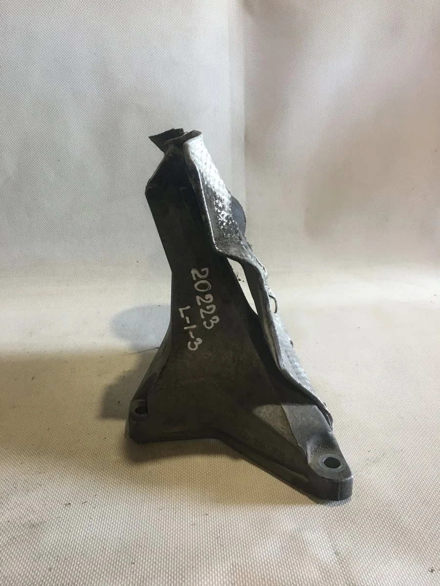 Кронштейн опоры двигателя Audi A4 B6 (2000—2006)