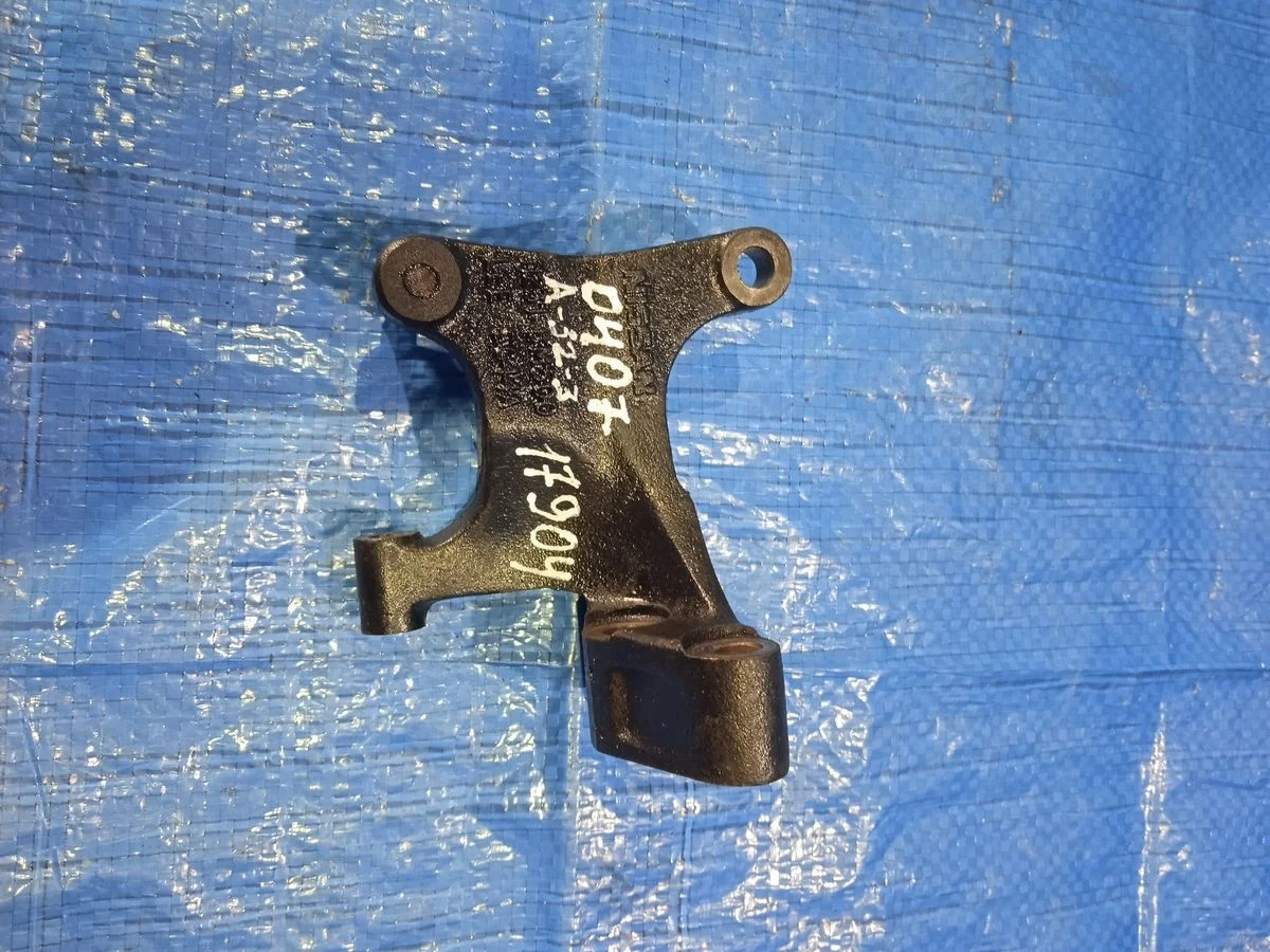 Кронштейн опоры двигателя Nissan Almera N16 рестайлинг (2002—2006)