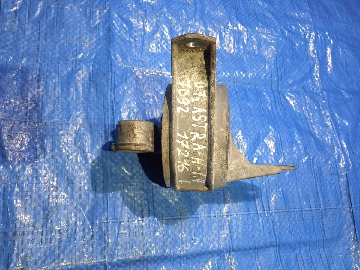 Опора ( подушка ) двигателя Opel Astra H (2004—2007)