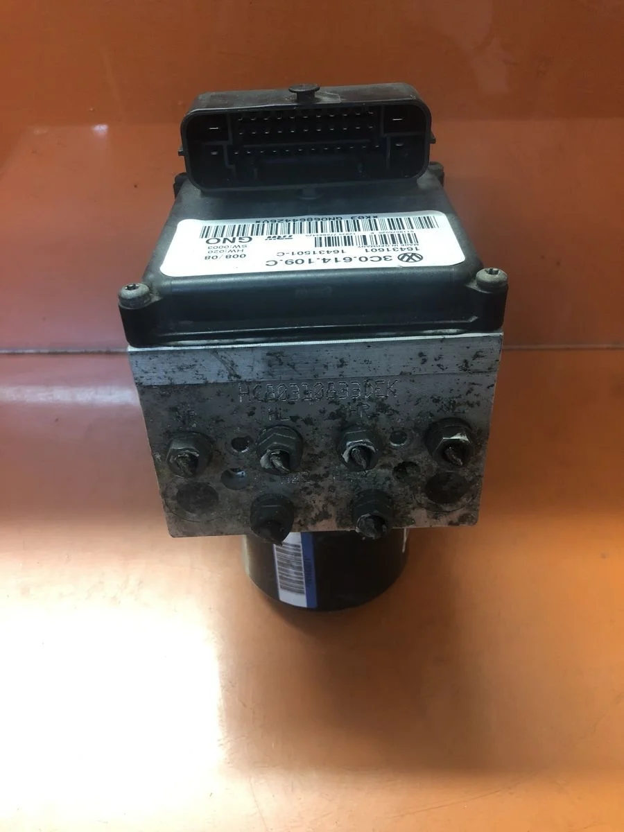 Блок (насос) ABS Volkswagen Passat B6 (2005—2010)