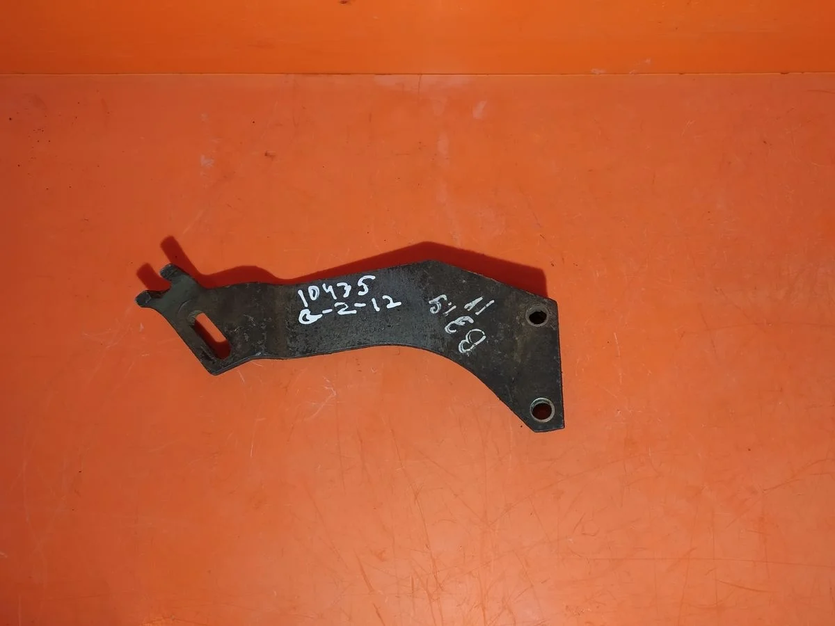 Кронштейн (другое) Volkswagen Passat B3 (1988—1993)