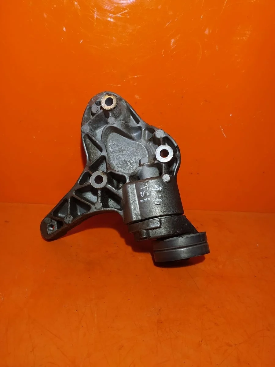 Кронштейн компрессора кондиционера Volkswagen Passat B6 (2005—2010)