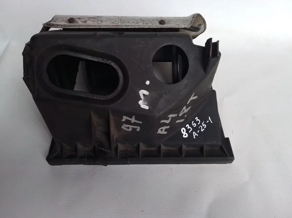 Корпус воздушного фильтра Audi A4 B5 (1994—1999)