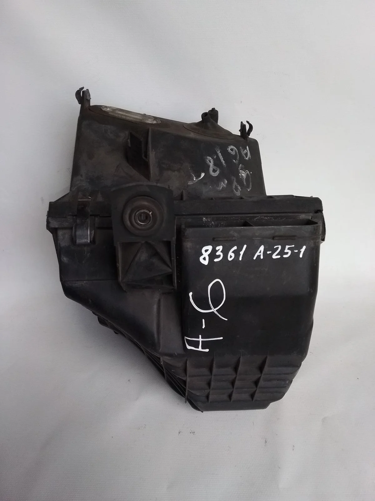 Корпус воздушного фильтра Audi A6 C5 (1997—2001)