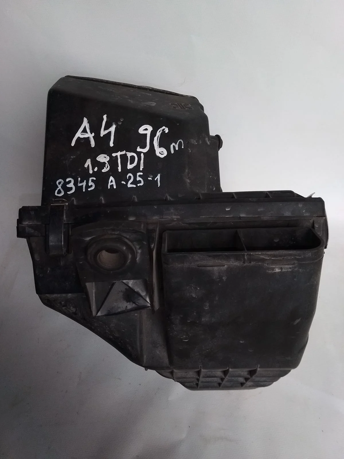 Корпус воздушного фильтра Audi A4 B5 (1994—1999)