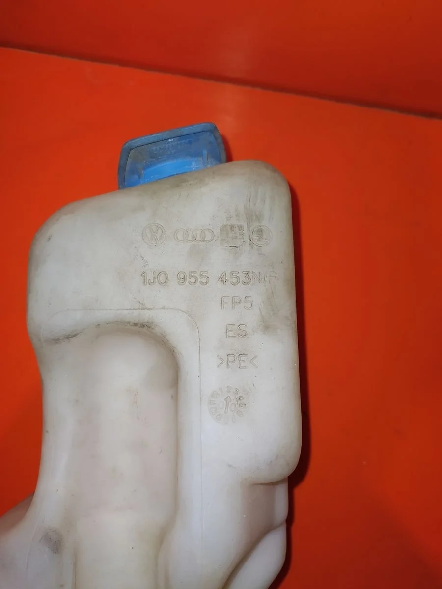 Бачок омывателя Volkswagen Golf Mk4 (1997—2006)