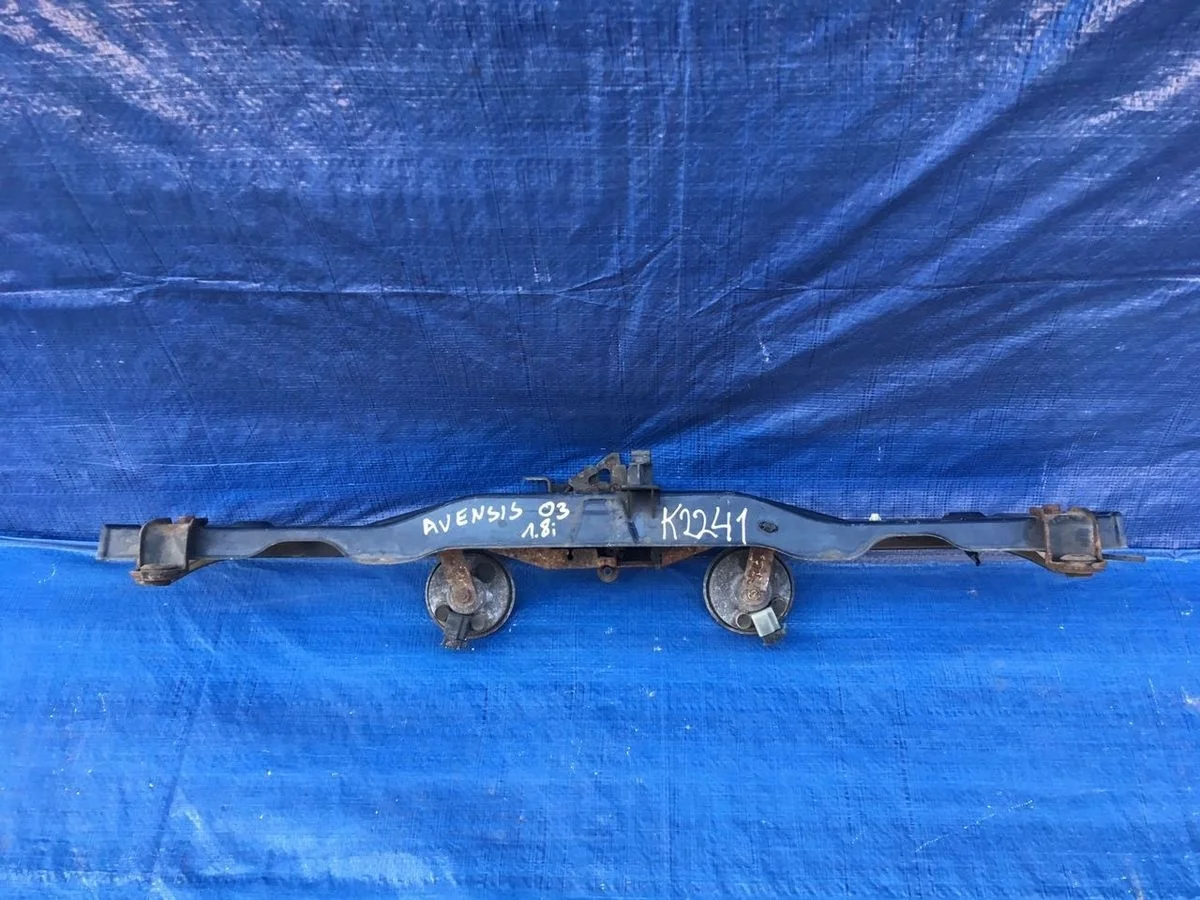 Панель передняя ( рамка ) Toyota Avensis T250 (2003—2006)