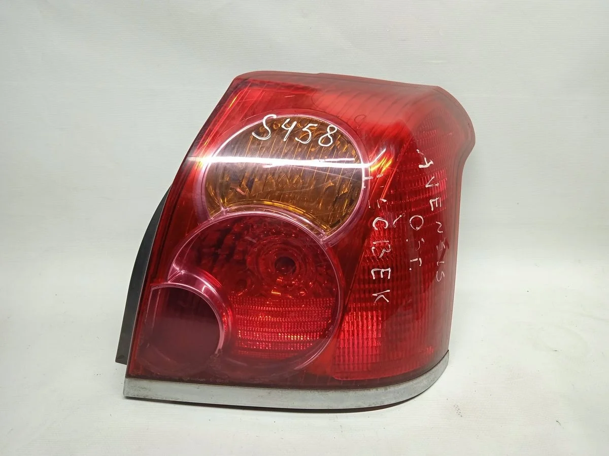 Фонарь задний правый Toyota Avensis T250 (2003—2006)