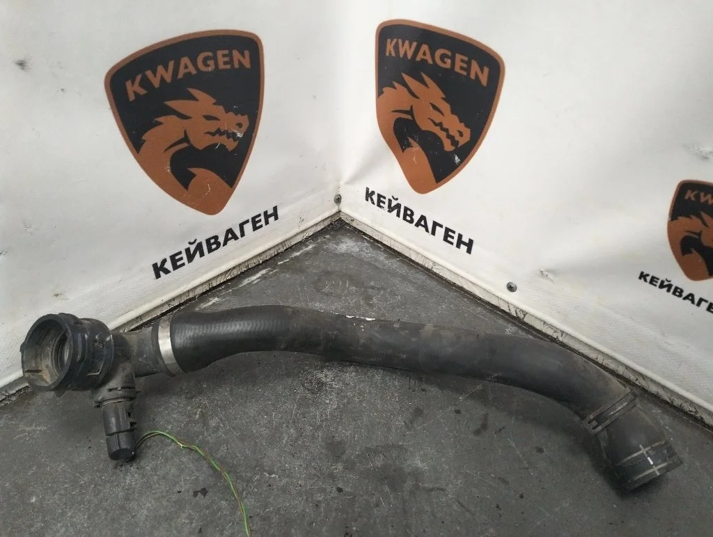 Патрубок системы охлаждения Audi Q7 2006 4L