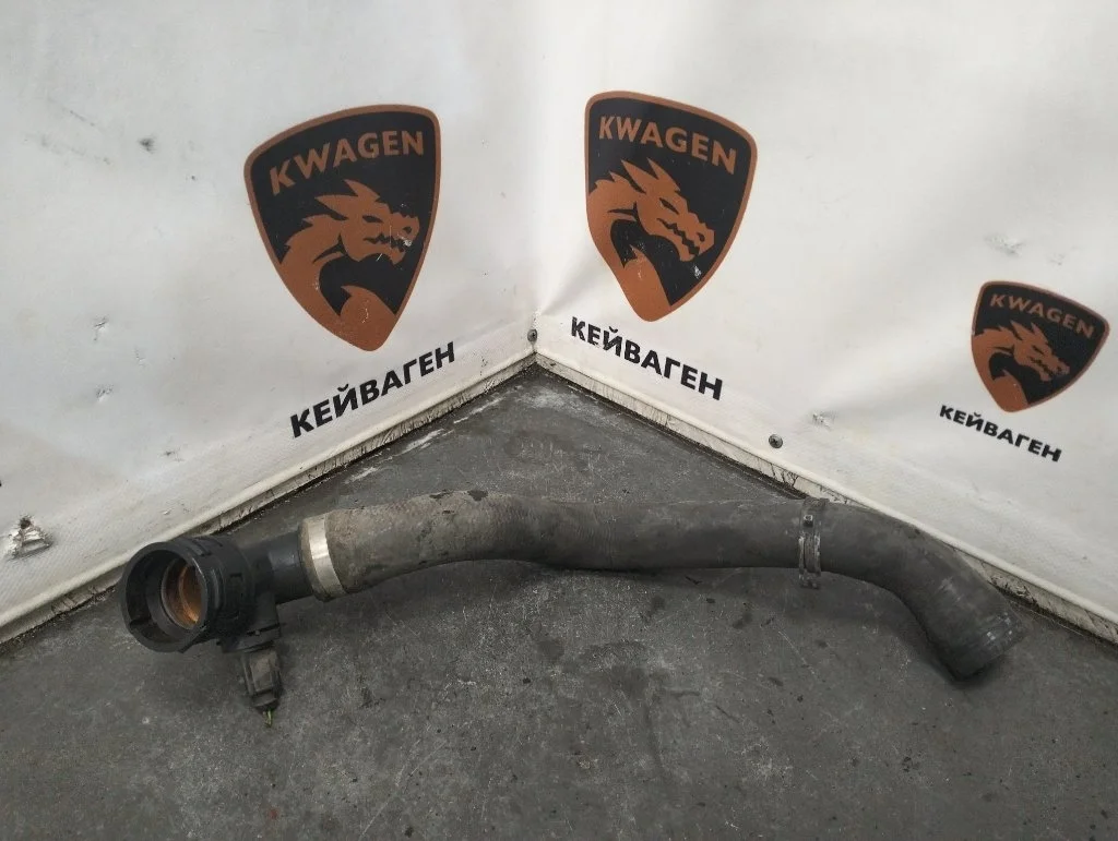 Патрубок системы охлаждения Audi Q7 2008 4L