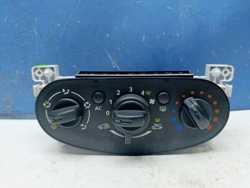 Блок управления печкой Renault Sandero 2013 275101924R BS11 1.6 K7M710