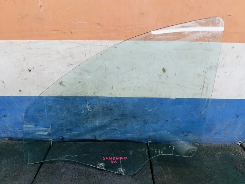 Стекло двери Renault Sandero 2013 803015990R BS11 1.6 K7M710, переднее левое