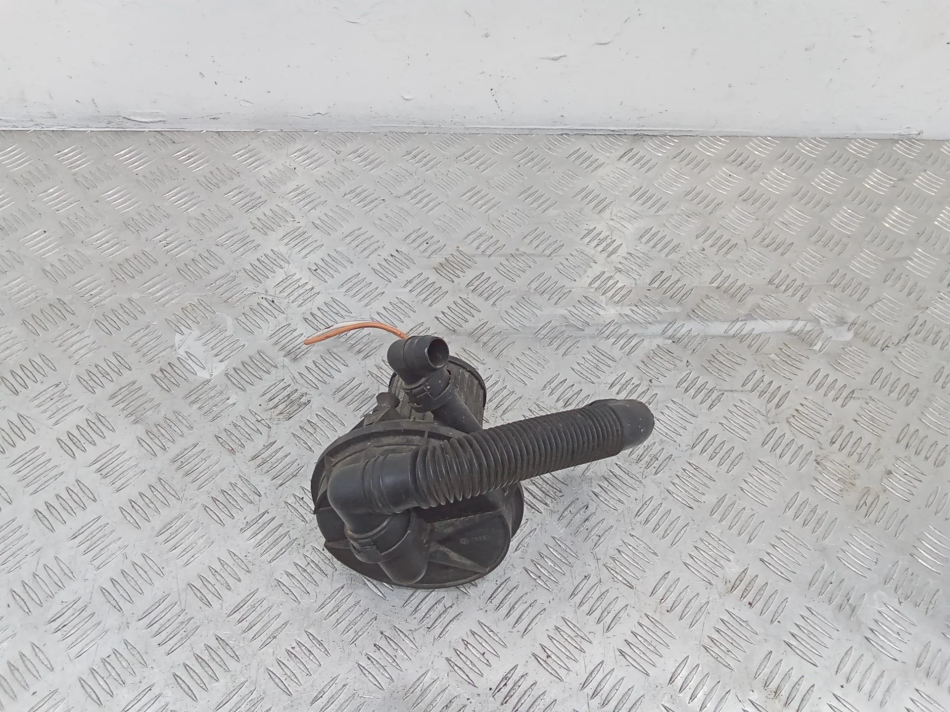 насос продувки катализатора Volkswagen Golf  4 поколение 1999 06A959253B