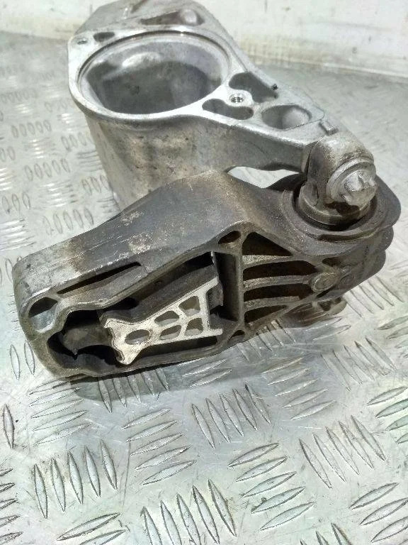 подушка крепления двигателя Mercedes-Benz CLA  C117 2015 A2462401209
