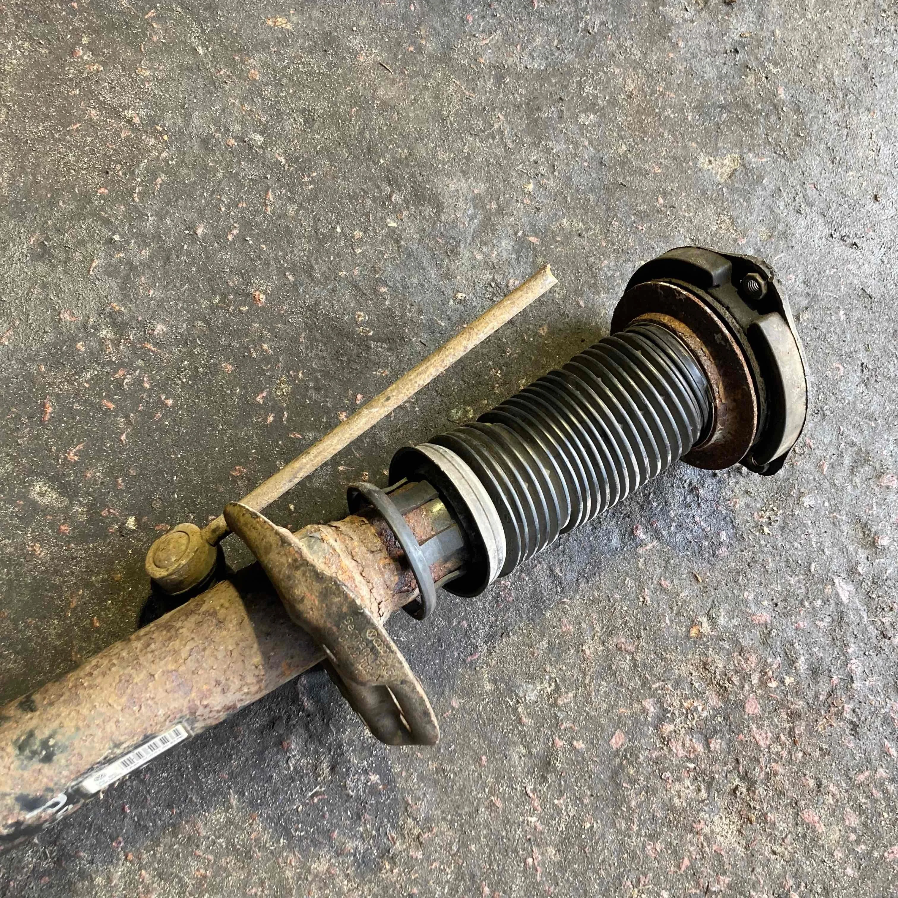 Стойка подвески передняя Volkswagen Passat B6(2005-2010) 2005 1k0412331C