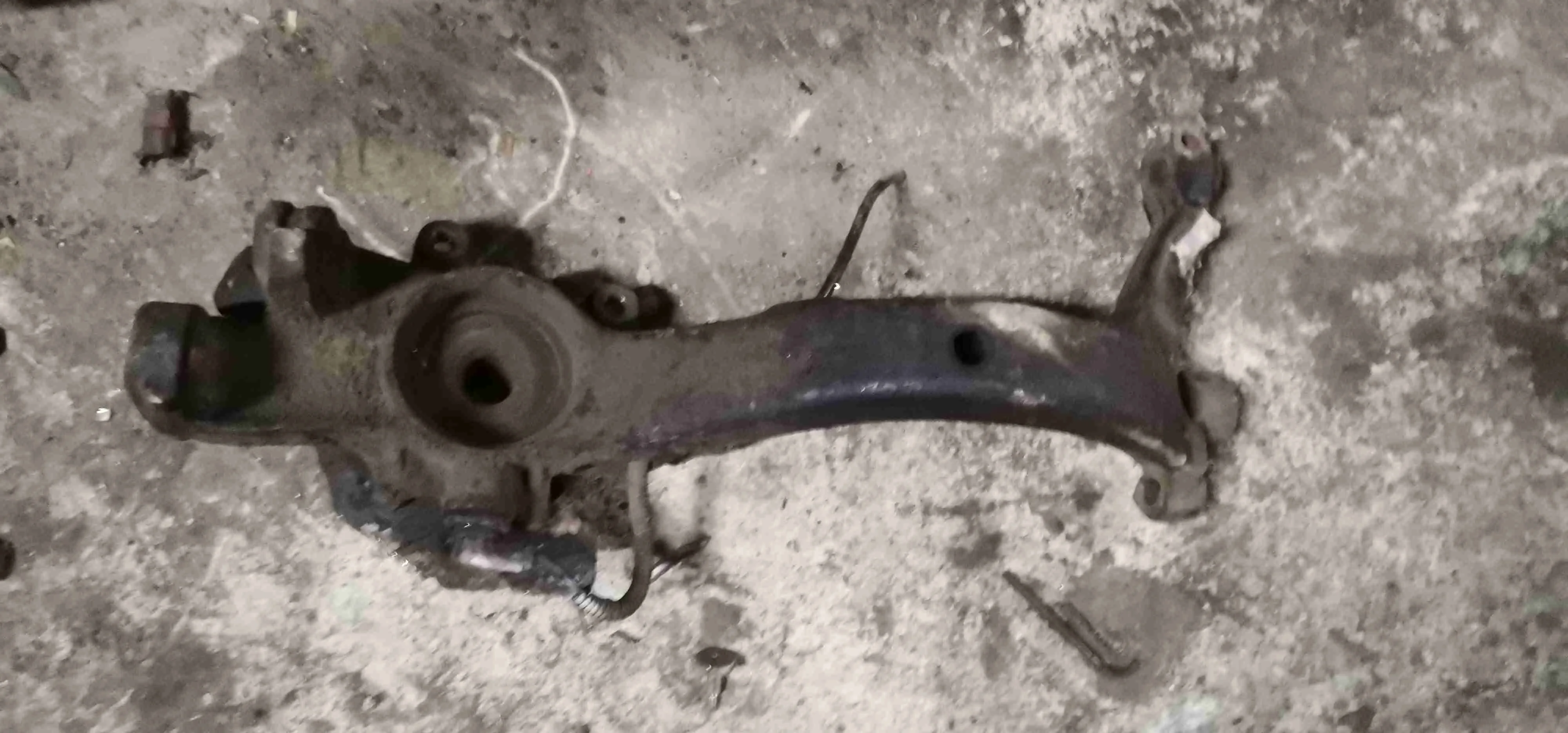 Кулак поворотный левый Volkswagen Passat B5(1997-2005) 1998 8D0407257