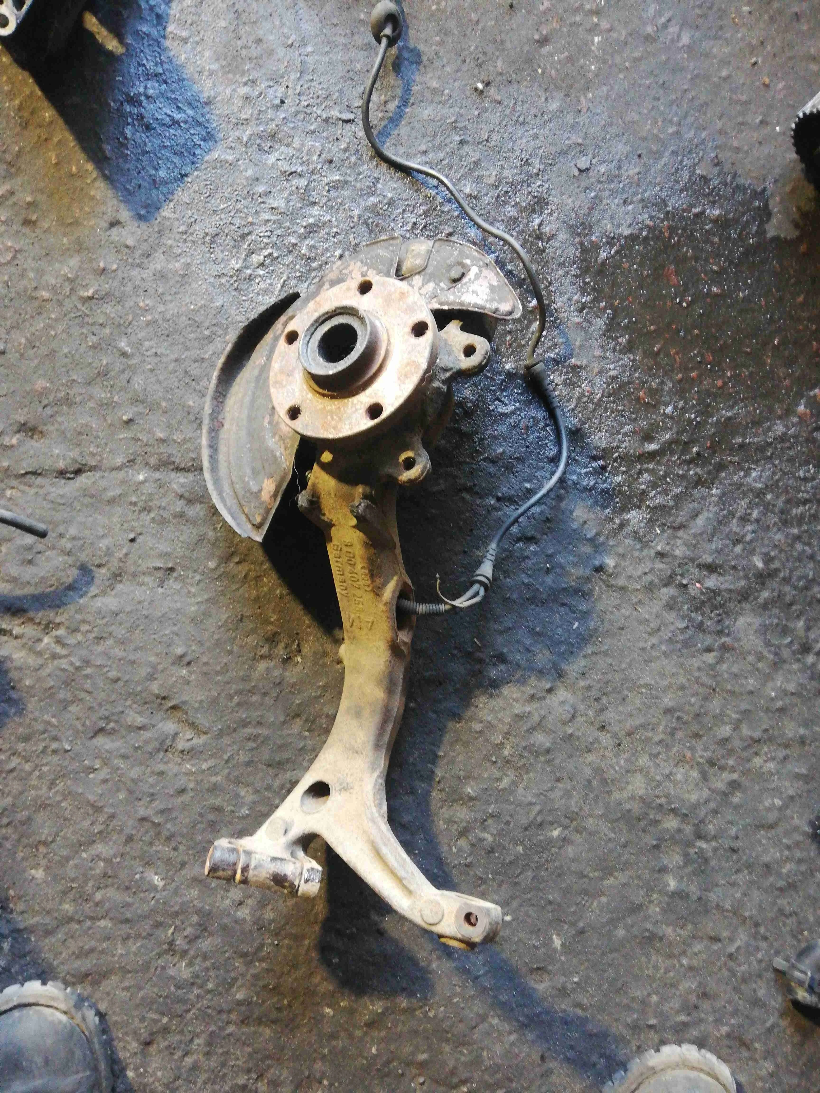 Ступица передняя правая Audi A6 C5(1997-2004) 2000 8d0407258