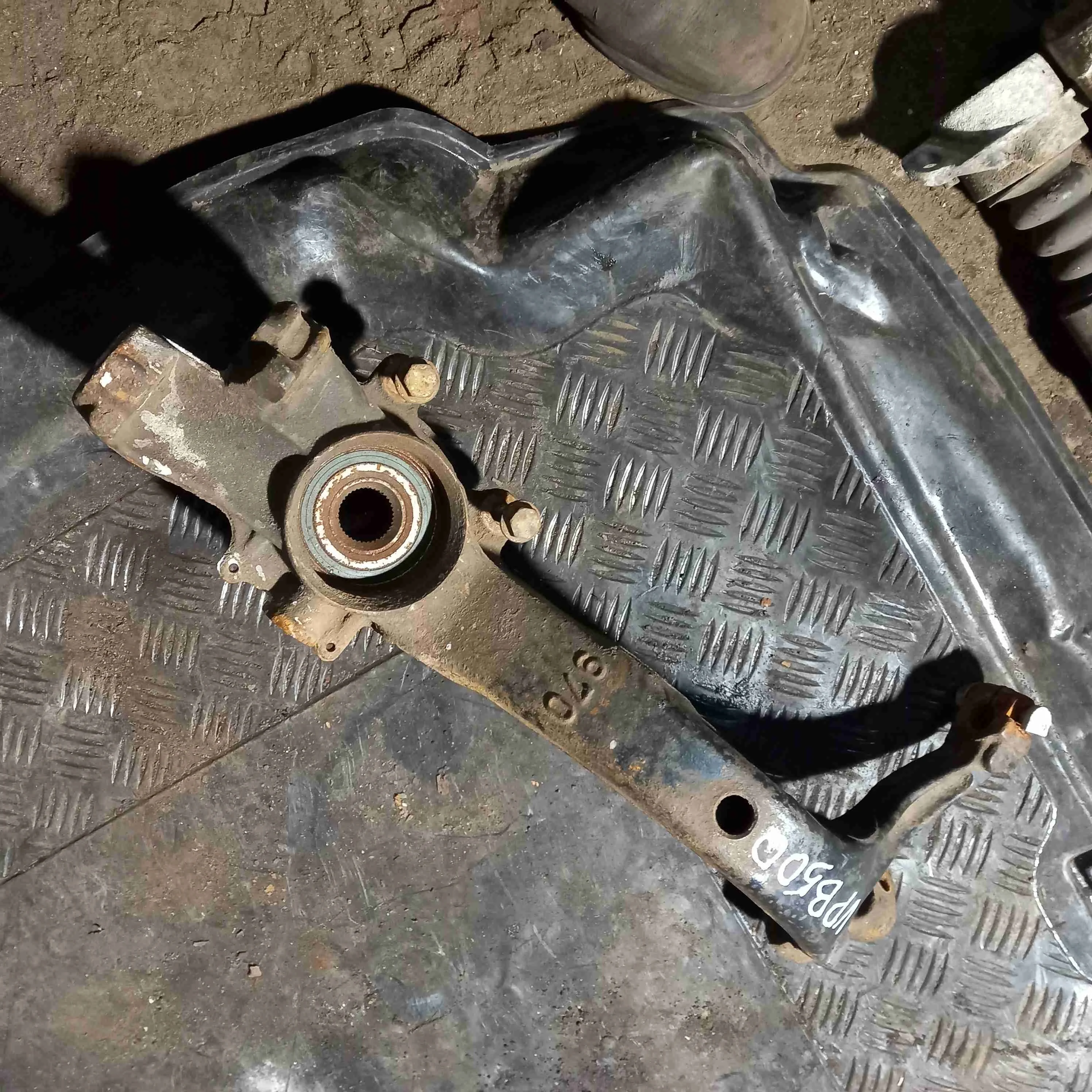 Ступица передняя левая Volkswagen Passat B5(1997-2005) 2000 8d0407257