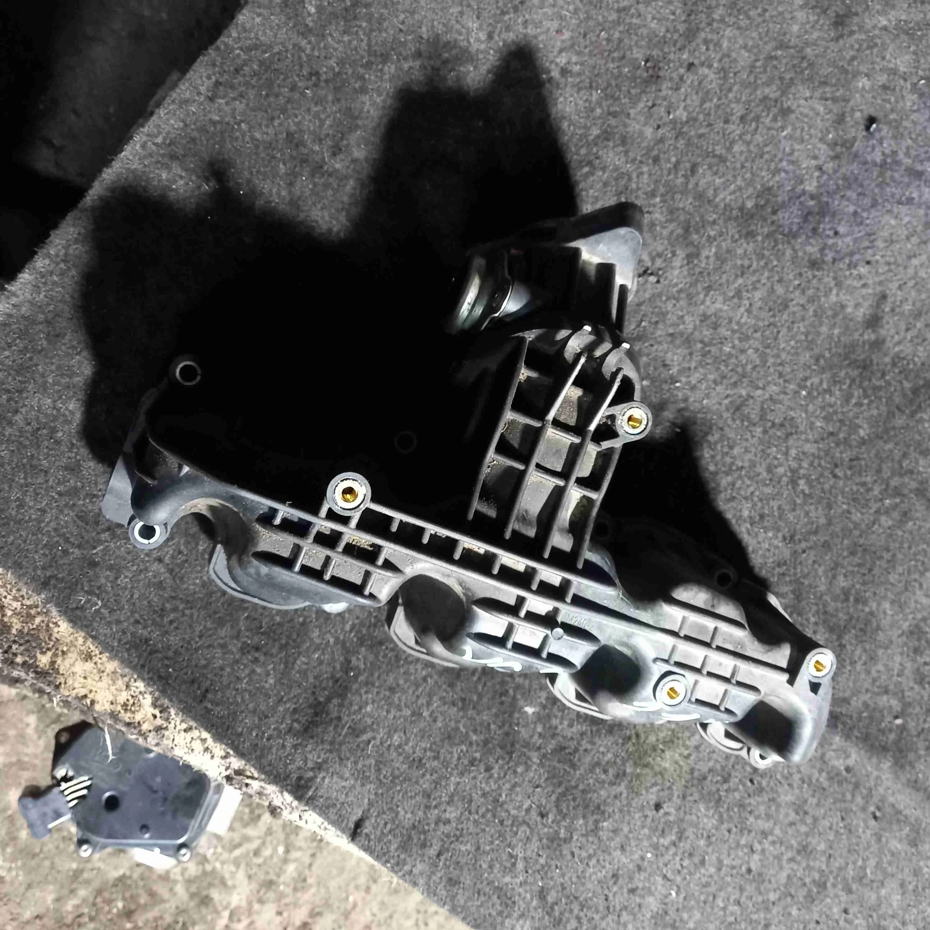 Коллектор впускной Volkswagen Caddy 3(2004-2015) 2012 03l129711