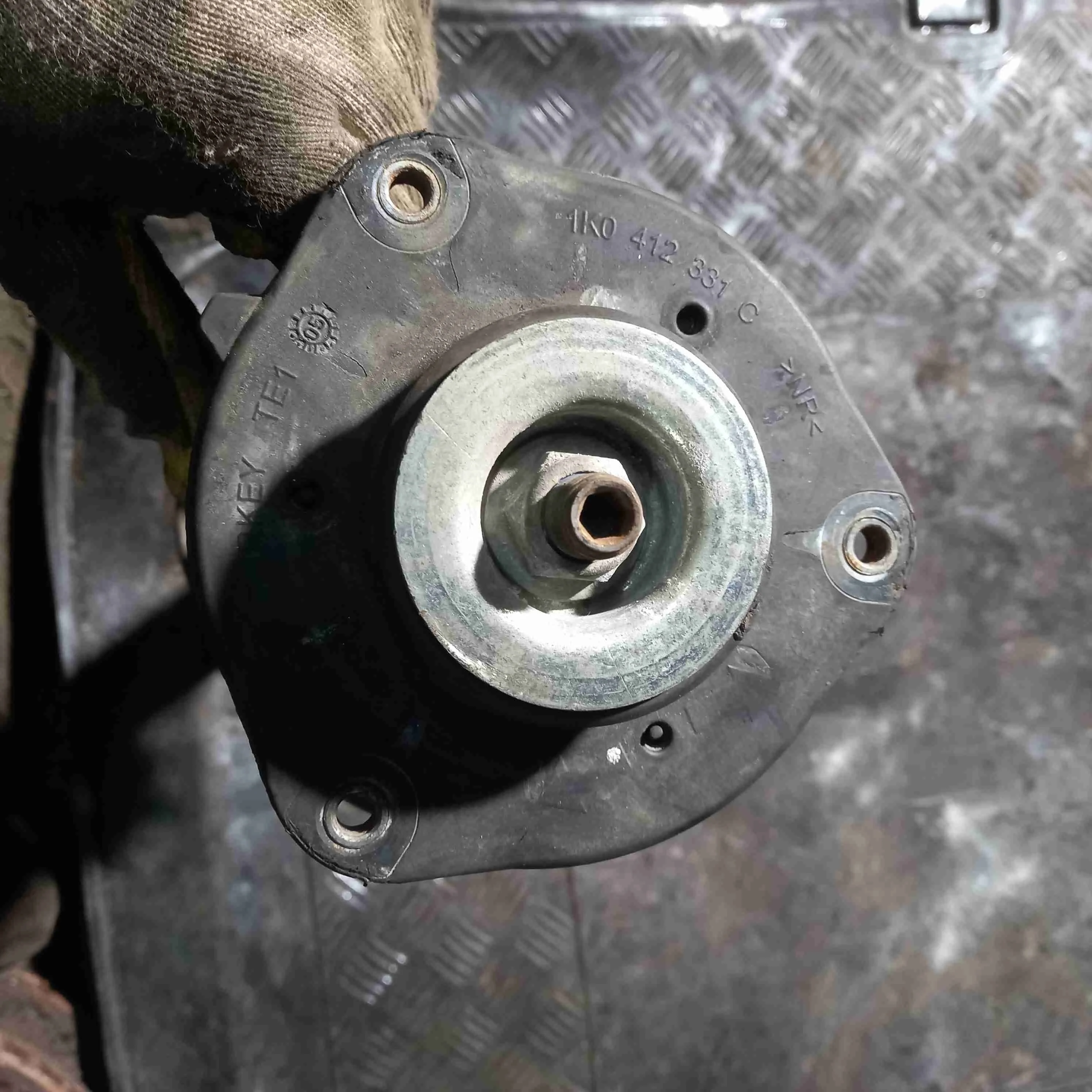 Стойка подвески передняя Volkswagen Passat B6(2005-2010) 2007 3c0413031