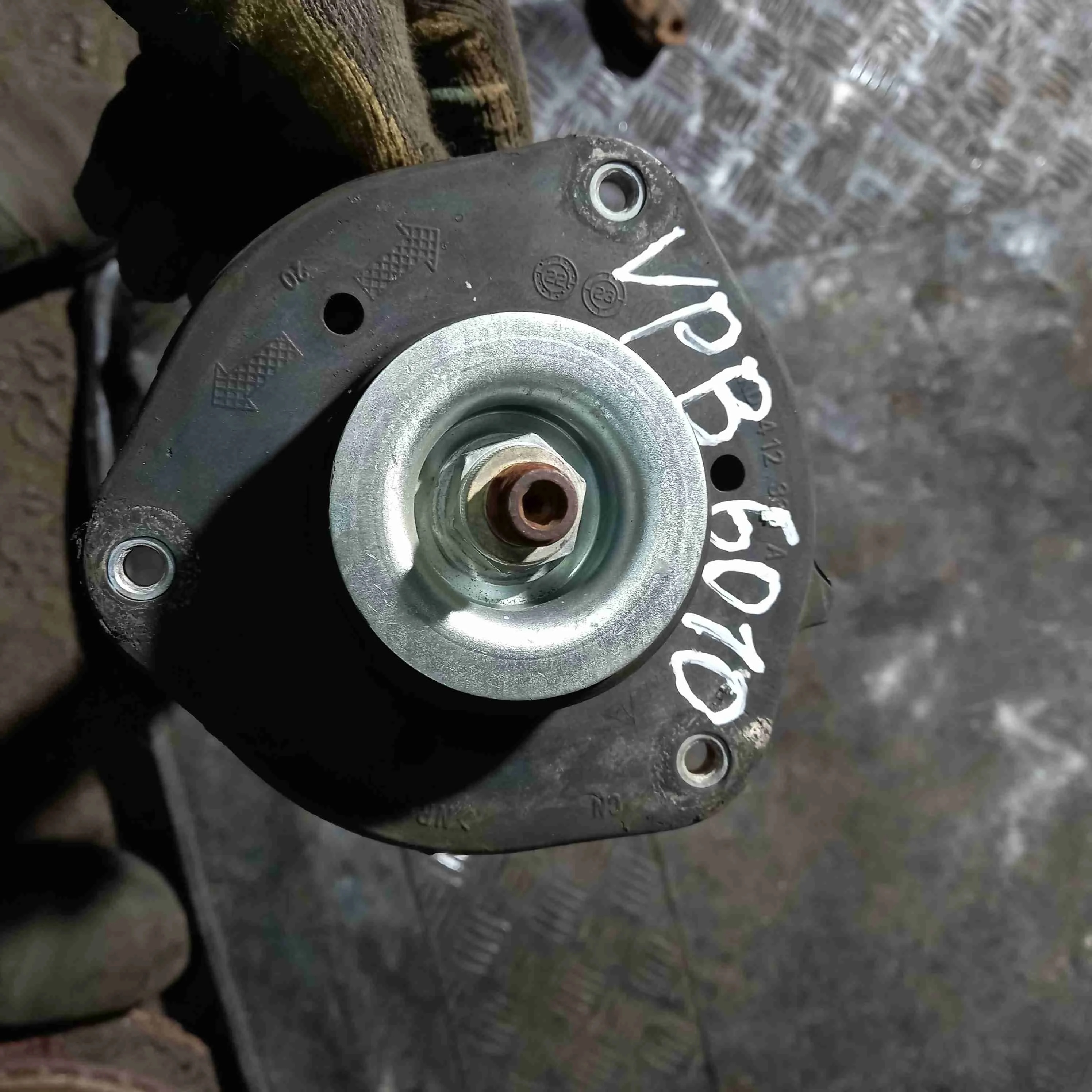 Стойка подвески передняя Volkswagen Passat B6(2005-2010) 2007 3c0413031