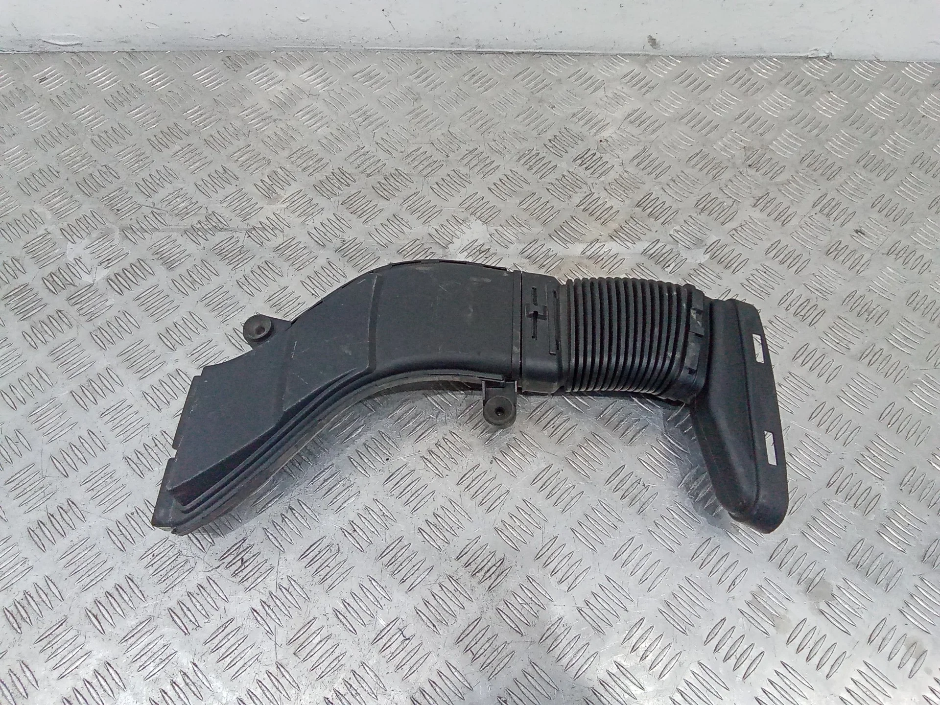 патрубок воздушного фильтра левый Mercedes-Benz GLC Coupe  C253 2019 A2760902537