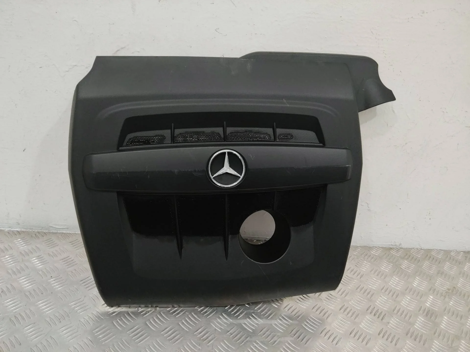 декоративная крышка двигателя Mercedes-Benz A  W176 2015 A6070100067