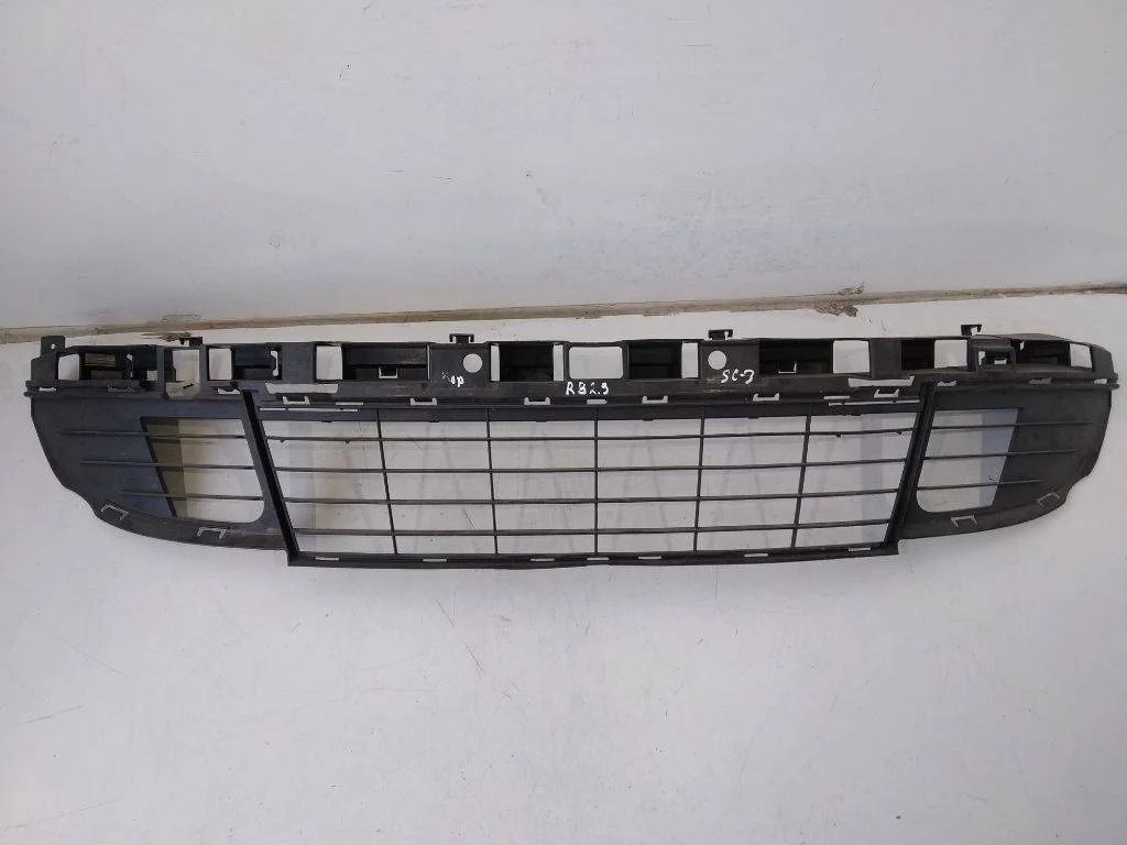решетка в бампер Renault Scenic  3 поколение 2009 622545401R