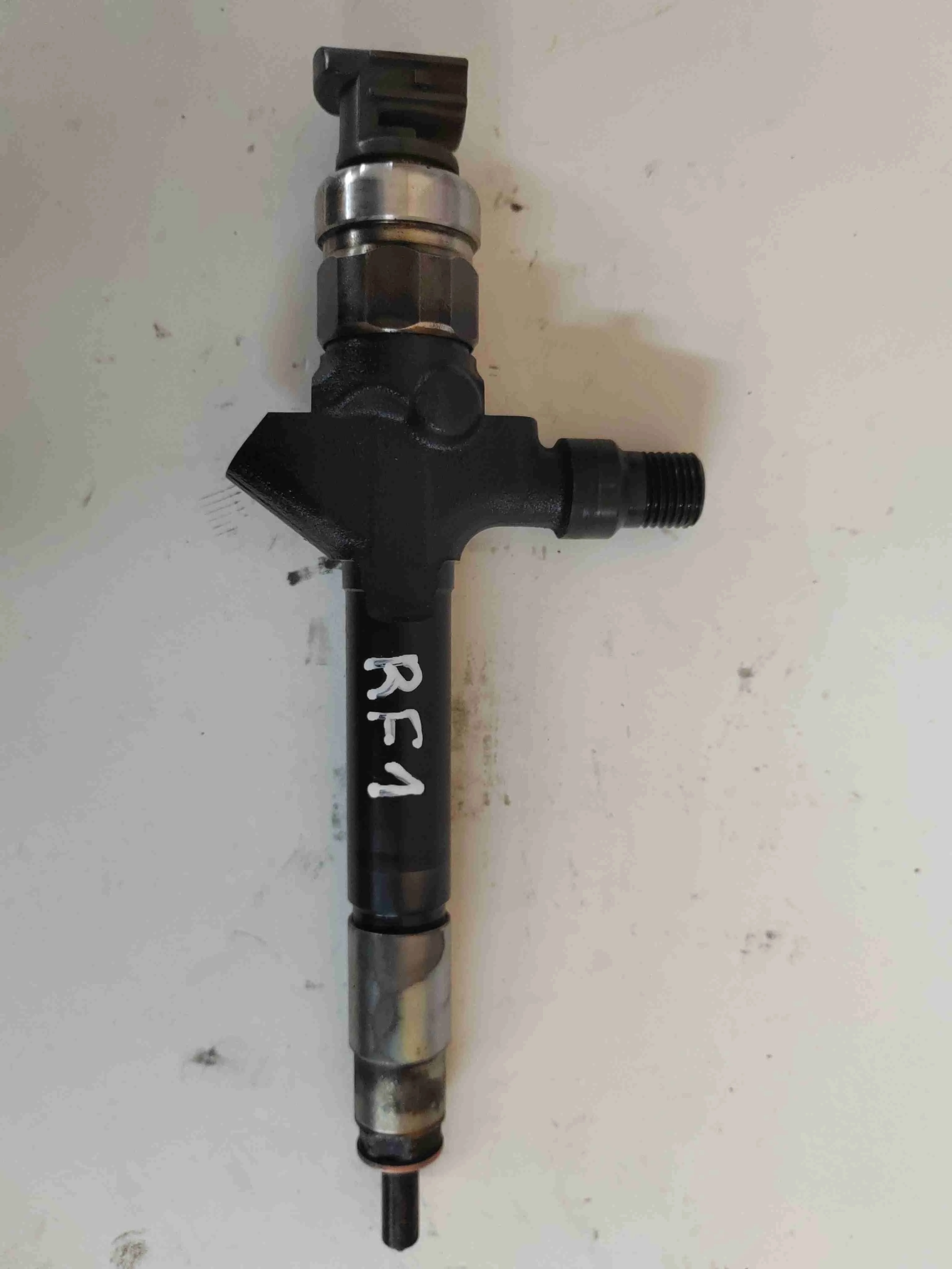 Форсунка топливная Mazda 6 (2002-2007) 2006 RF7J13H50