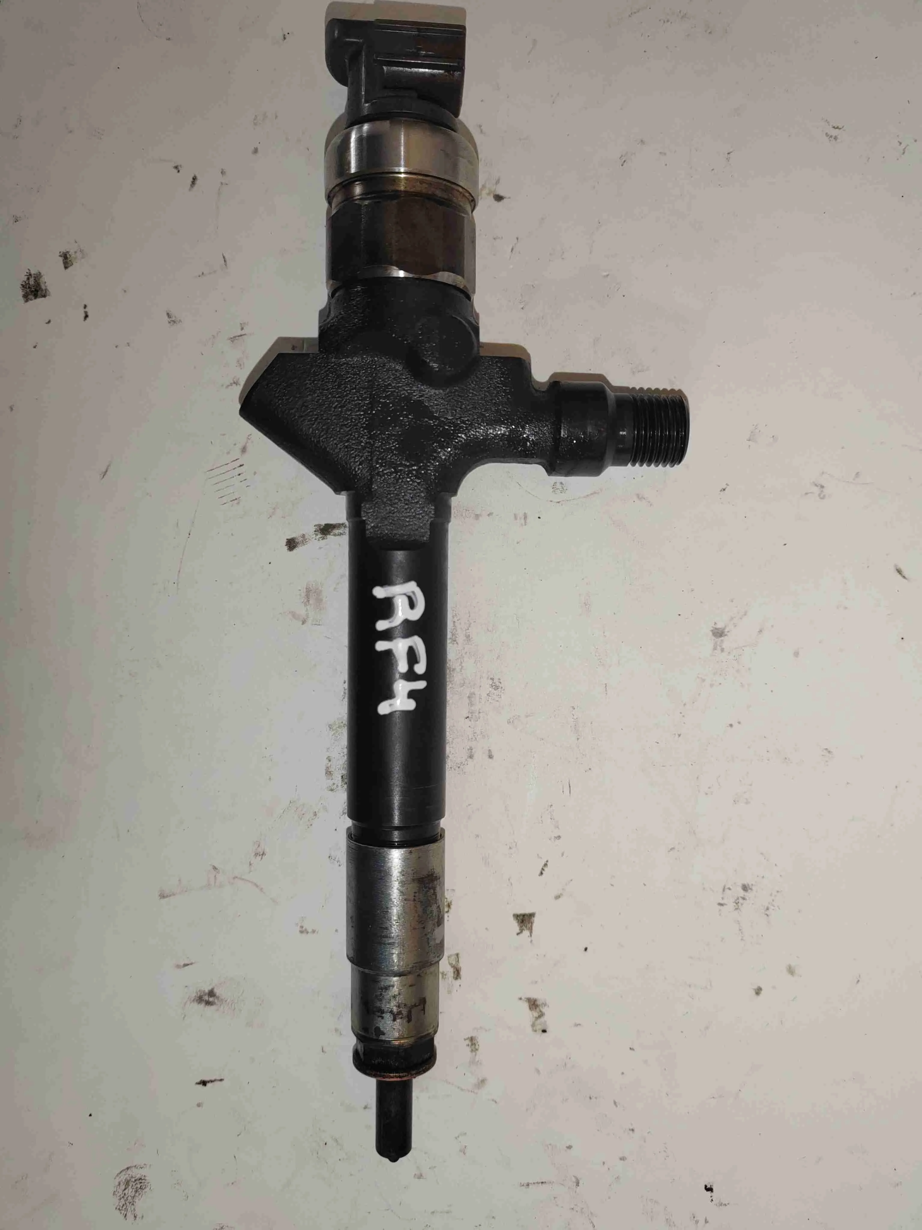 Форсунка топливная Mazda 6 (2002-2007) 2006 RF7J13H50