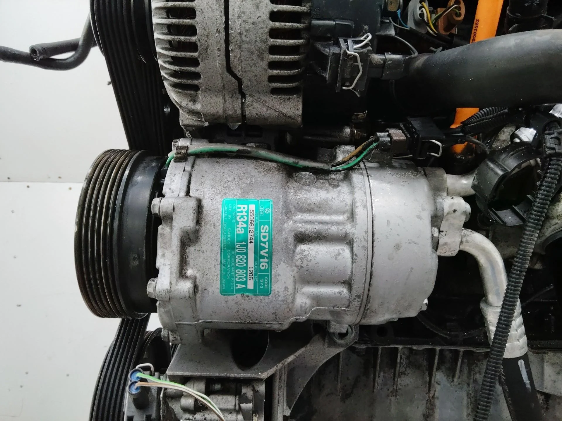 компрессор кондиционера Volkswagen Golf  5 поколение 2004 1J0820803