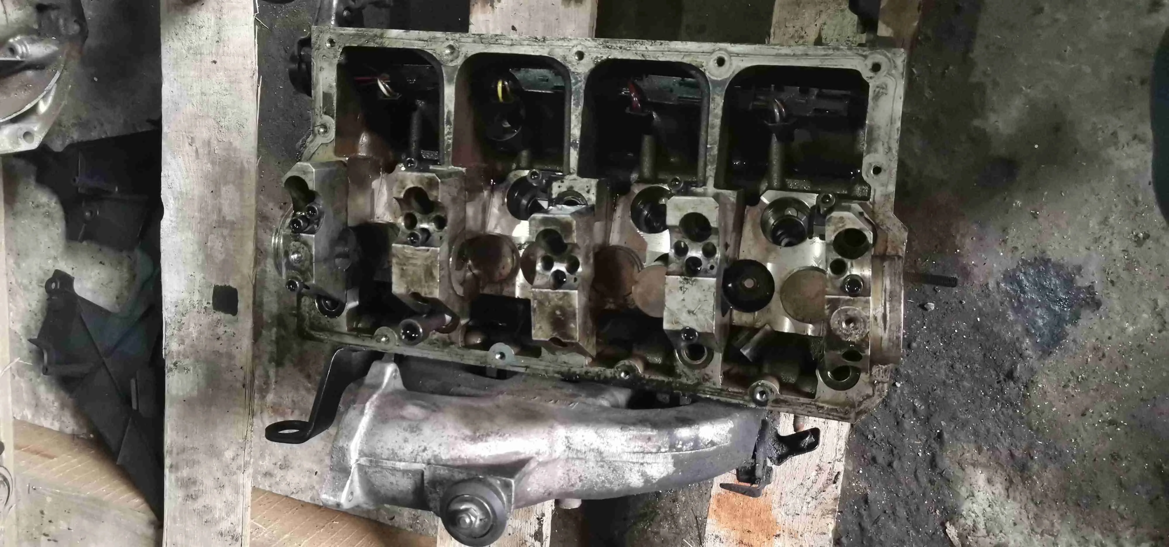 Головка блока цилиндров двигателя (ГБЦ) Volkswagen Passat B5 GP 2002 038103373R