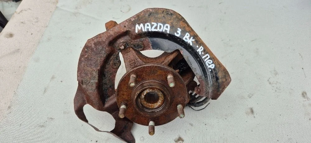 Кулак поворотный передний правый Mazda 3 (BK)