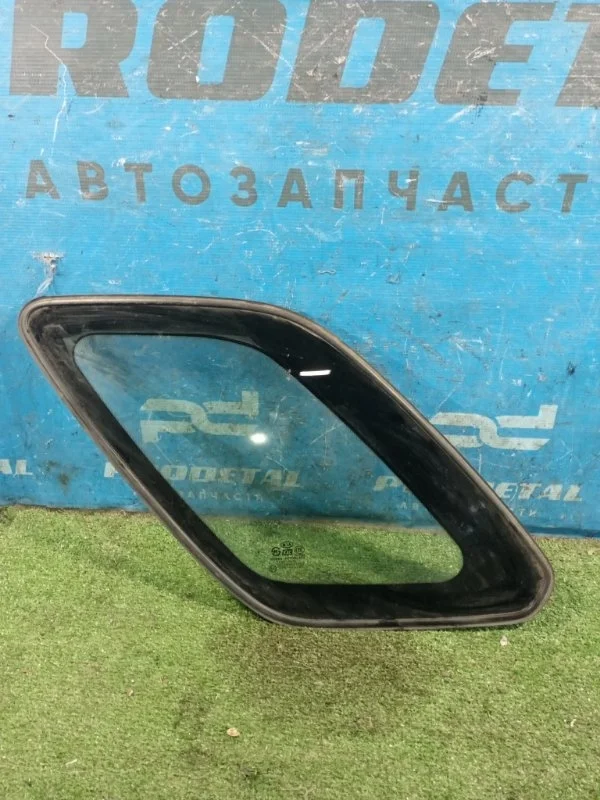 Стекло кузовное глухое заднее левое Kia Sportage