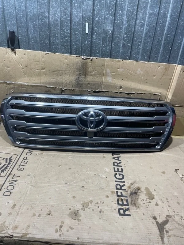 Решетка радиатора Toyota Land Cruiser 2015 5310160A41 URJ200 1VD-FTV 4.5