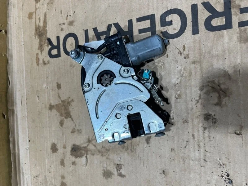 Замок багажника Toyota Land Cruiser 2015 6938060071 URJ200 1VD-FTV 4.5, правый