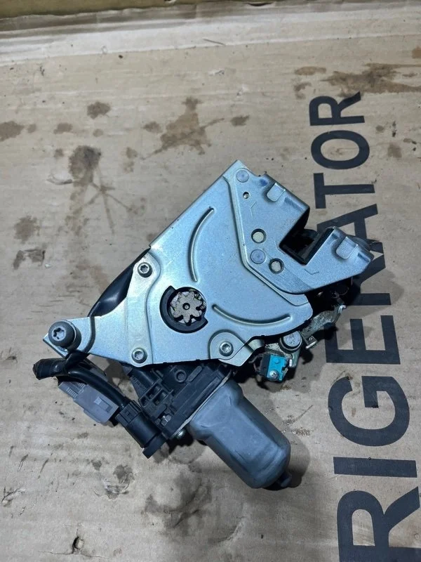 Замок багажника Toyota Land Cruiser 2015 6939060061 URJ200 1VD-FTV 4.5, левый