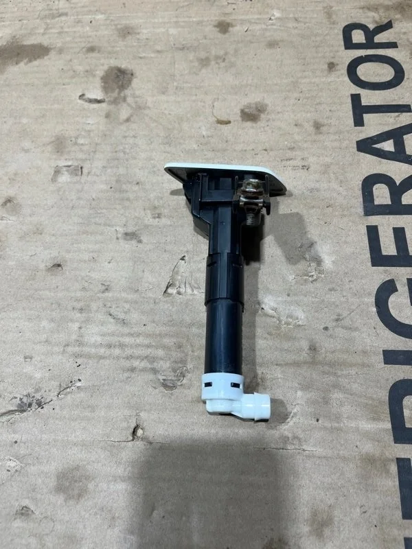 Форсунка омывателя фар Toyota Land Cruiser 2015 8520860060 URJ200 1VD-FTV 4.5, левая