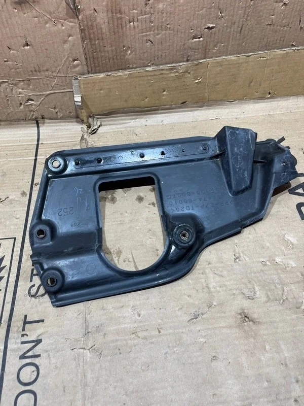 Пыльник переднего бампера Toyota Land Cruiser 2015 5380860070 URJ200 1VD-FTV 4.5, левый