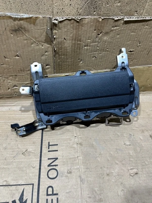 Подушка безопасности нижняя (для колен) Toyota Land Cruiser 2015 7390060090C0 URJ200 1VD-FTV 4.5, левая