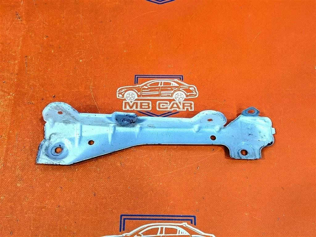Кронштейн крепления крыла Mercedes-Benz